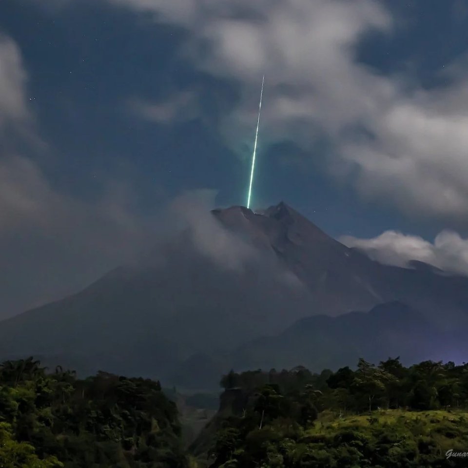 Một thiên thạch rơi gần ngọn núi lửa hoạt động mạnh nhất (Núi Merapi) ở Indonesia