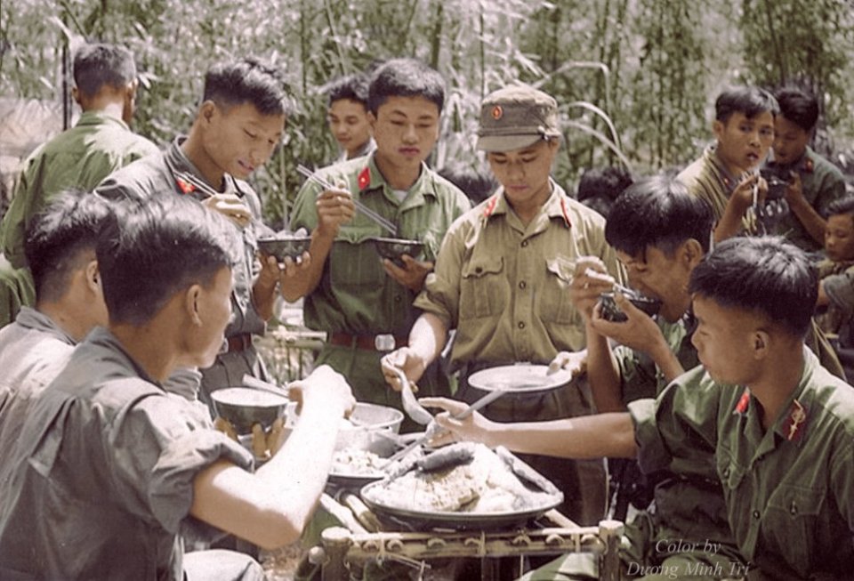 Một bữa ăn vào năm 1968, các anh ăn xong là lên đường ra trận. Và chính vì nó diễn