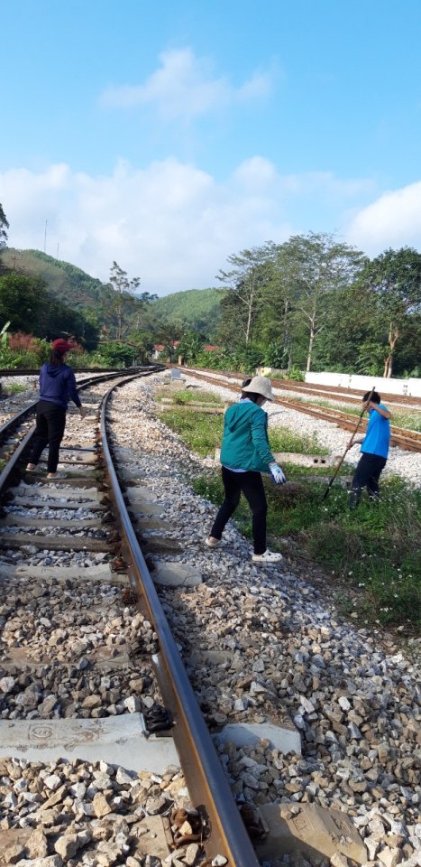 Lao động vệ sinh thu gom giác thải tại Ga Đồngg Đăng